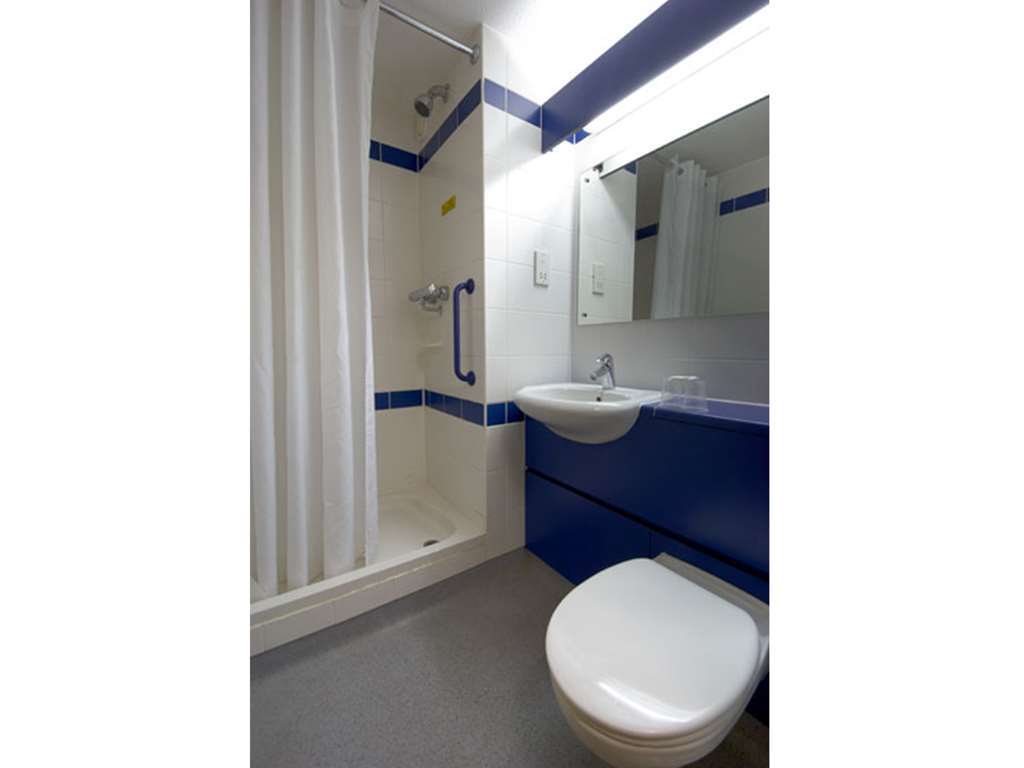 Travelodge Cheltenham Phòng bức ảnh